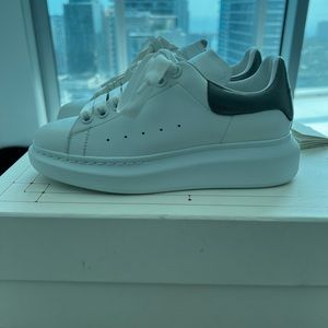 WOMENS ALEXANDER MCQUEEN SNEAKER NEVER WORN AT ALL!